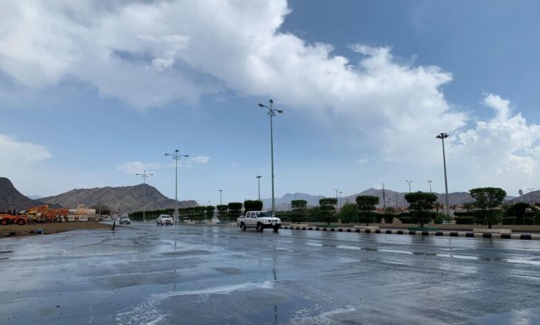 أمطار رعدية وسيول وأمواج عالية تضرب السعودية