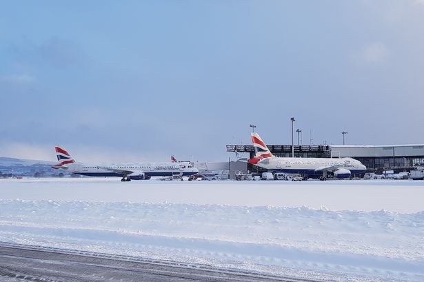 تساقط الثلوج بمطار جلاسكو