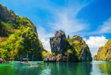 قارب فلبيني تقليدي في البحيرة الزرقاء بمقاطعة إل نيدو