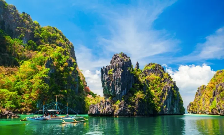 قارب فلبيني تقليدي في البحيرة الزرقاء بمقاطعة إل نيدو