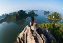 سائحة في خليج هالونج