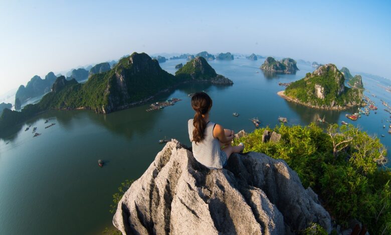 سائحة في خليج هالونج
