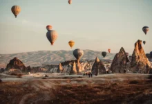 في كبادوكيا التحليق فوق التشكيلات الصخرية لحظة لا تُنسى