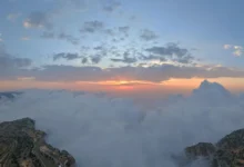 عسير تتزيّن بسُحبٌ شتوية ساحرة تعانق الجبال