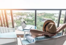 امرأة تسترخي في الفندق